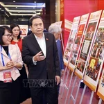 Le président de l’Assemblée nationale, Tran Thanh Man, inspecte l’espace d’exposition photographique sur les activités de l’Assemblée nationale en préparation de la cérémonie de remise des prix. Photo : VNA