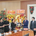 Le vice-président de l’Assemblée nationale Tran Quang Phuong offre des cadeaux de Noël au diocèse de Can Tho. Photo: VNA