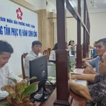 Des personnes viennent effectuer des démarches administratives lors du premier jour de mise en place du modèle d'administration locale à deux niveaux dans le quartier de Phuoc Thang, à Hô Chi Minh-Ville. Photo : VNA