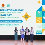 Le vice-ministre de l’Agriculture et de l’Environnement, Nguyen Hoang Hiep, et Pauline Tamesis, coordinatrice résidente des Nations unies au Vietnam, et des délégués lors de la cérémonie. Photo: VNA
