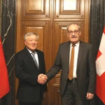 Le vice-Premier ministre Nguyen Hoa Binh rend une visite de courtoisie au président suisse Guy Parmelin - Photo : VGP