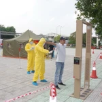 Lors de l'exercice de réponse aux incidents radiologiques et nucléaires organisé par l'Institut militaire de médecine radiologique et d'oncologie, le Département de médecine militaire (Département général de la logistique), en coordination avec le Comité populaire de Hanoi à la fin de 2023. Photo : qdnd.vn