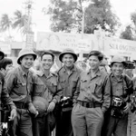 Les correspondants de l’Agence de presse de libération et de la Việt Nam Thông tấn xã chargés de couvrir la Campagne Ho Chi Minh en avril 1975. Photo: VNA