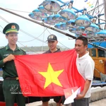 Remise de drapeaux nationaux à des pêcheurs. Photo : VNA