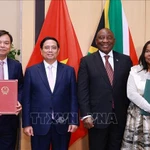 Le Premier ministre Pham Minh Chinh et le président sud-africain, Matamela Cyril Ramaphosa, assistent à la signature d'un mémorandum d'entente sur la coopération agricole entre le ministère vietnamien de l'Agriculture et de l'Environnement et le ministère sud-africain de l'Agriculture. Photo: VNA