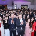 Le secrétaire général Tô Lâm, le président de l'Université Aalto, Ilkka Niemela, avec des étudiants vietnamiens étudiant en Finlande. Photo: VNA