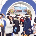 Des jeunes découvrent le festival de Co Loa et le site de l’ancienne citadelle de Co Loa dans un espace numérique. Photo : nhandan.vn