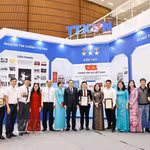 Le président de l’Assemblée nationale, Tran Thanh Man, avec les dirigeants de la VNA et les lauréats du 20e Prix national de la presse (édition 2025). Photo : VNA