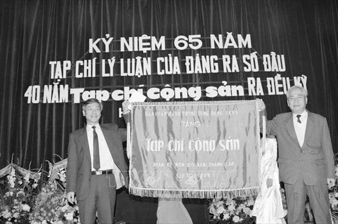 Le rédacteur en chef de la Revue « Communisme » Nguyên Phu Trong (gauche) reçoit un insigne offert à sa Revue par le Comité central du Parti en 1995. Photo d’archives : VNA 1.jpg