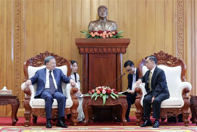 Le président To Lam (gauche) et l’ancien Premier ministre du Laos Thongsing Thammavong. Photo: VNA vna_potal_chu_tich_nuoc_to_lam_gap_nguyen_thu_tuong_lao_thongsing_thammavong_7477244.jpg