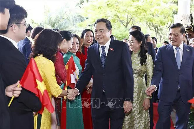 Des représentants de la communauté vietnamienne à Singapour accueillent le président de l'Assemblée nationale, Tran Thanh Man, et son épouse. Photo: VNA 1.webp