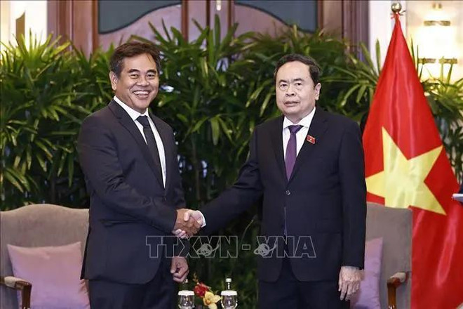 Le président de l'Assemblée nationale, Tran Thanh Man (droite), et Lee Chong Min du fonds d'investissement CMIA Capital Partners. Photo: VNA 1.webp