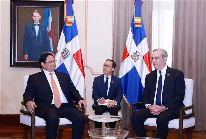 Le Premier ministre Pham Minh Chinh (gauche) et le président de la République dominicaine, Luis Abinader Corona. Photo: VNA 1.webp