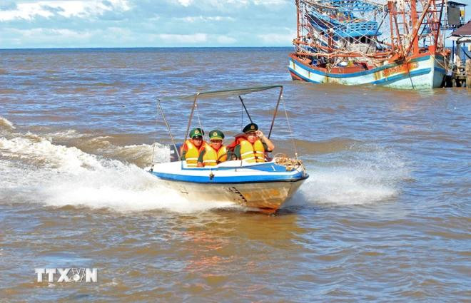 Les gardes-frontières de Ca Mau continuent de prendre des mesures drastiques et synchrones pour lutter contre la pêche INN, dans le but de mettre bientôt fin aux violations des eaux étrangères. Photo: VNA 2.webp