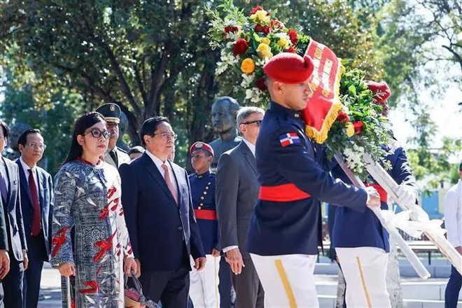le Premier ministre Pham Minh Chinh et son épouse rendent hommage aux fondateurs de la République dominicaine. Photo: VNA 1.webp