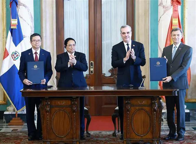 Le Premier ministre vietnamien et le président de la République dominicaine à la cérémonie de signature de documents de coopération. Photo: VNA 1.webp