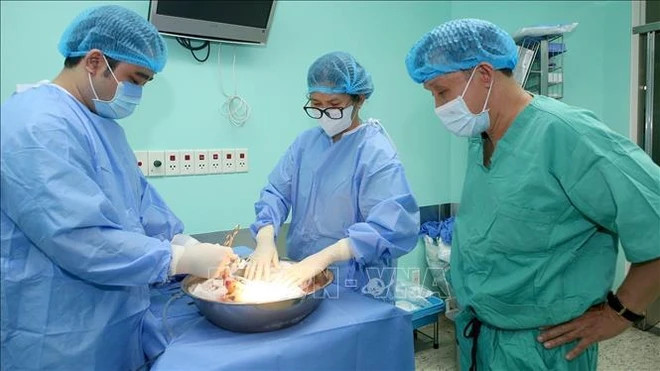 Le professeur Pham Nhu Hiep, directeur de l'hôpital central de Hué, dirige une opération de transplantation d'organes à Quang Ninh (Photo : VNA) 2.jpg