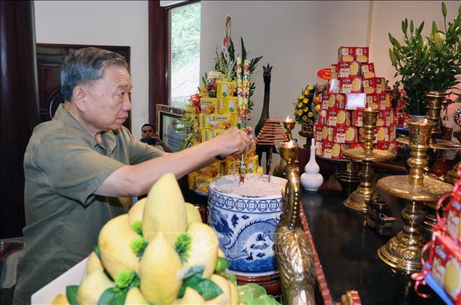 Le président Tô Lâm offre de l’encens en mémoire du Président Hô Chi Minh. Photo : VNA 2.jpg