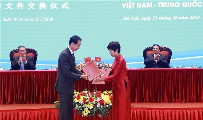 Les deux dirigeants ont assisté à l'échange d'un protocole d'accord sur la coopération entre l'Agence vietnamienne d'Information (VNA) et la Télévision centrale de Chine (CCTV). (Photo : VNA) 1.jpg