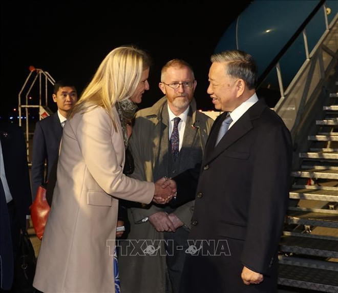 La ministre d'État irlandaise au ministère de l'Agriculture, de l'Alimentation et de la Marine, Pippa Hackett, accueille le secrétaire général du Comité central du Parti communiste du Vietnam et président de l'État, To Lam, à l'aéroport de Dublin. Photo : VNA 2.jpg