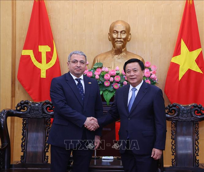 L'ambassadeur d'Azerbaïdjan Shovgi Kamal Oglu Mehdizade, (gauche) et Le membre du Bureau politique et président de l'Académie nationale des sciences politiques Ho Chi Minh Nguyen Xuan Thang. Photo : VNA 2.jpg