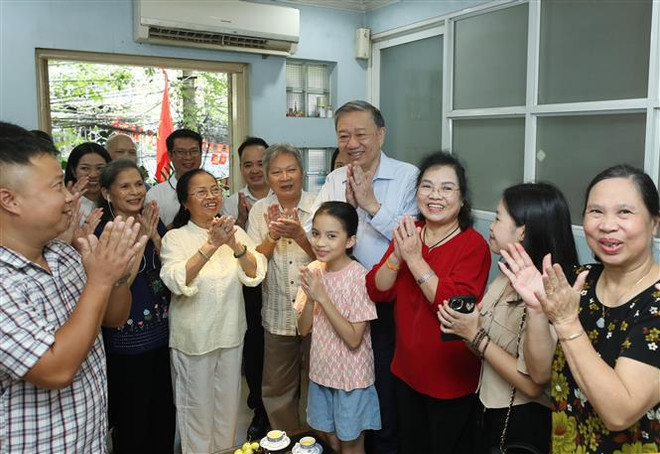 Lors d'une visite à la famille du peintre Bui Trang Chuoc, auteur de l'emblème national de la République démocratique du Vietnam. Photo : VNA 3.jpg