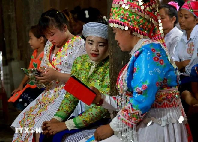 Les membres de l'ethnie Mong du hameau de Na Ca de la ville de Pac Miau, district de Bao Lam, province de Cao Bang, reçoivent des informations sur la situation locale en matière de sécurité et d'ordre lors d'une réunion de protestants. (Photo : VNA) 1.jpg