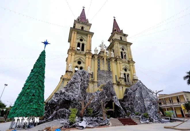 L'église de la paroisse de Bong Tien dans la commune de Vu Tien du district de Vu Thu, province de Thai Binh, est décorée pour célébrer Noël. (Photo : VNA) 1.jpg
