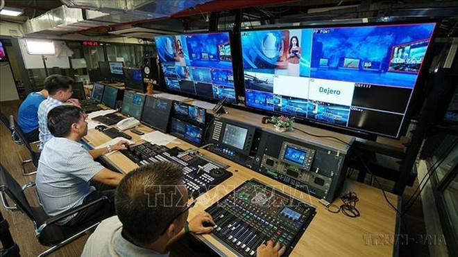 Une équipe technique en service au studio du Centre de télévision de la VNA. Photo : VNA 1.jpg