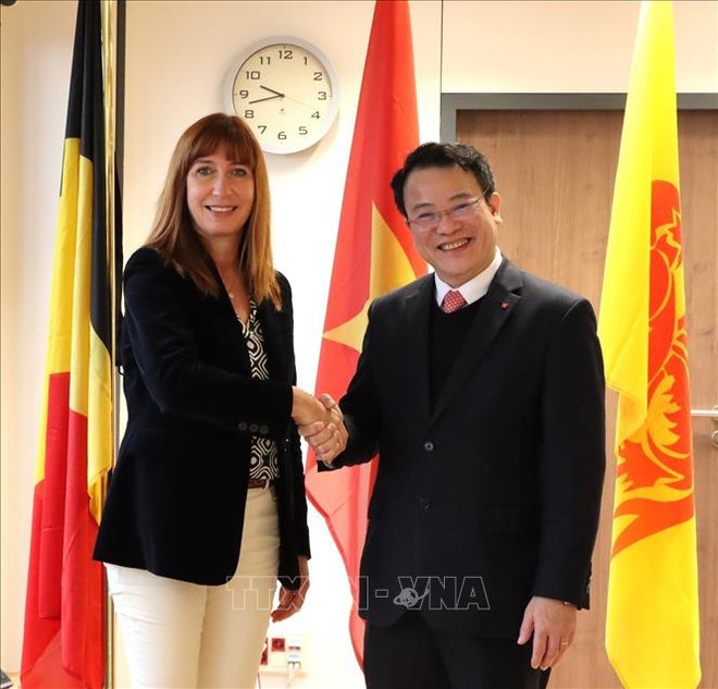 Le vice-ministre Trân Quôc Phuong et l’administratrice Pascale Delcomminette. 1.jpg