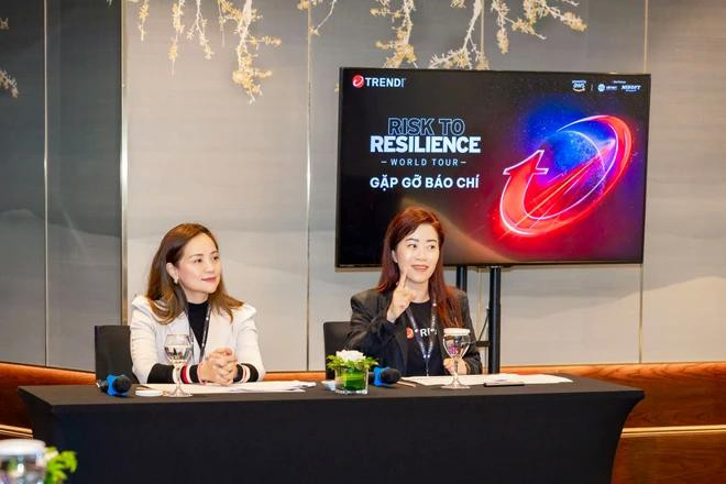 Nguyen Minh Hoang (veste noire), directrice nationale de Trend Micro Vietnam. Photo: Vietnam+ 1.webp