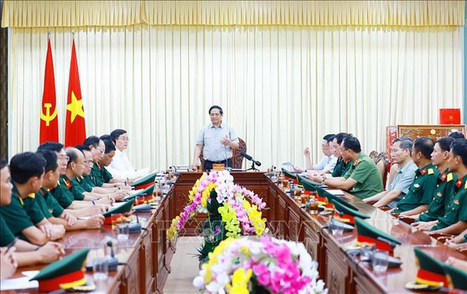 Le Premier ministre Pham Minh Chinh au Commandement militaire de la province de Dak Lak. Photo: VNA 1.jpg