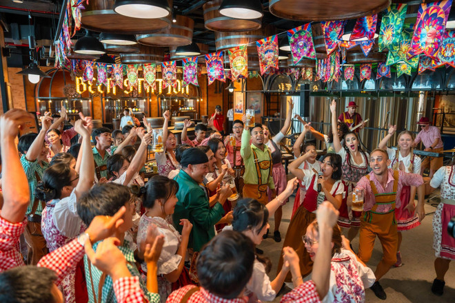 L'ambiance festive ne s'arrête jamais au Sun World Ba Na Hills avec des spectacles et de délicieuses bières. 5.jpg
