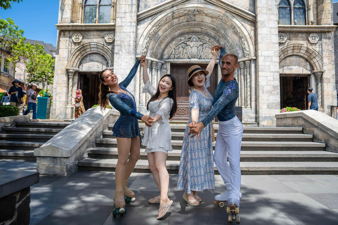Des Sud-Coréennes rencontrent des artistes au Sun World Ba Na Hills 3.jpg