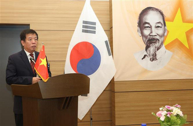 L'ambassadeur du Vietnam en République de Corée, Vu Ho, lors de la conférence organisée à l'Université Sejong à l'occasion du 134e anniversaire de la naissance du Président Ho Chi Minh. Photo: VNA 1.jpg