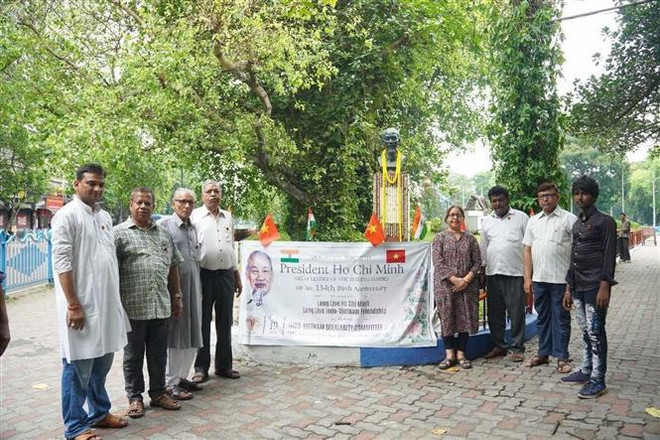 Représentants du Comité de solidarité Inde-Vietnam du Bengale-Occidental. Photo: VNA 1.jpg