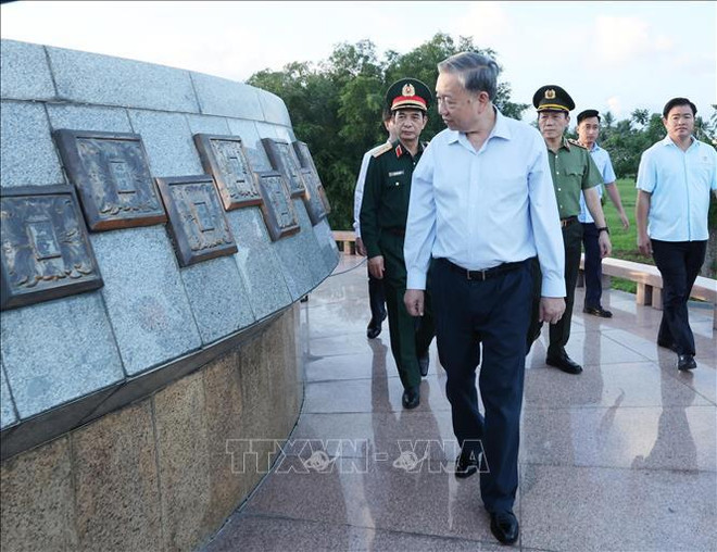 Tô Lâm rend hommage au cimetière national des martyrs de Truong Son. ¨Photo : VNA 3.jpg