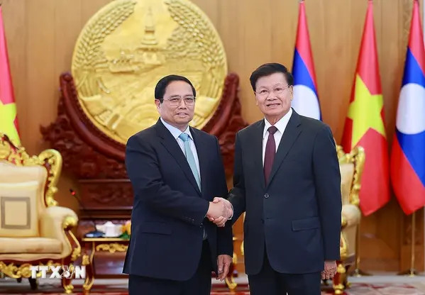 Le Premier ministr ePham Minh Chinh (gauche) et le secrétaire général du Parti et président lao. Photo : Thongloun Sisoulith 2.jpg