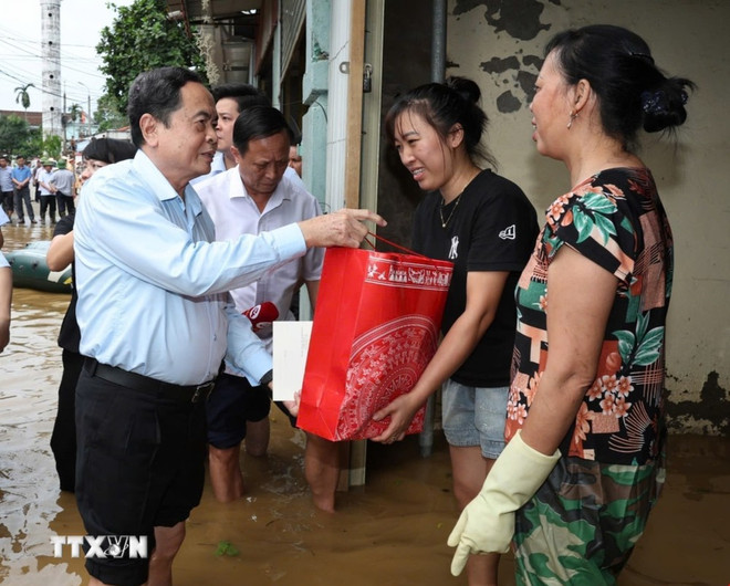 Le président de l'Assemblée nationale, Tran Thanh Man, offre des cadeaux aux habitants de la commune de Nga My, district de Phu Binh, province de Thai Nguyen, touchée par les inondations, le 12 septembre. (Photo : VNA) 2.jpg