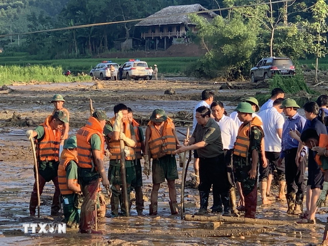 Le Premier ministre Pham Minh Chinh examine la recherche des victimes du glissement de terrain dans le hameau de Lang Nu de la commune de Phuc Khanh, district de Bao Yen, province de Lao Cai, le 12 septembre. (Photo : VNA) 3.jpg