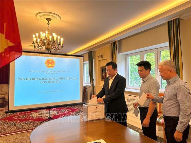 L'ambassade du Vietnam en Pologne a lancé une campagne de dons pour aider les personnes à surmonter les conséquences causées par le typhon Yagi. Photo : VNA 2.jpg