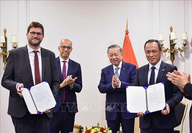 Le dirigeant To Lam assiste à la remise des documents de coopération entre Safran et Vietjet. Photo : VNA 1.jpg