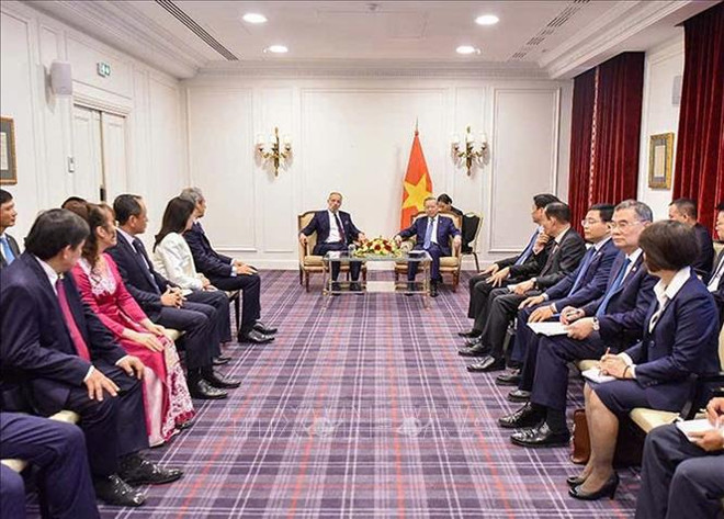 Le dirigeant To Lam rencontre Benoît de Saint-Exupéry, vice-président exécutif d'Airbus en charge des ventes d'avions commerciaux. Photo: VNA 2.jpg