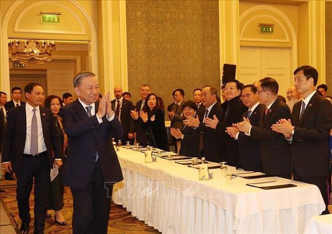 Le dirigeant To Lam rencontre des Vietnamiens d'Irlande. Photo: VNA 2.jpg