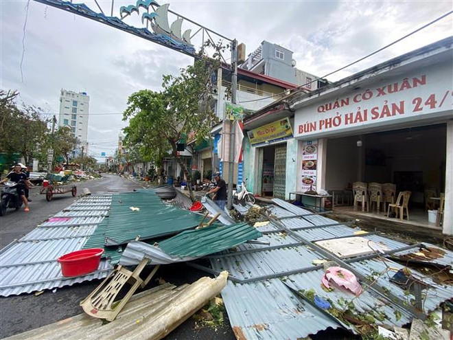 Une rue de Co To, province de Quang Ninh, après le passage du typhon Yagi. Photo: VNA 1.jpg