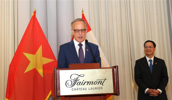 Rob Oliphant, Secrétaire parlementaire de la ministre des Affaires étrangères, lors de la cérémonie. Photo: VNA 1.jpg
