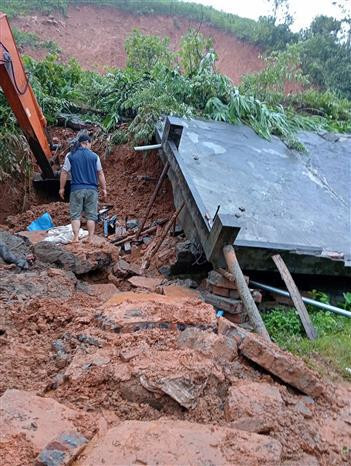Dans la province de Hoa Binh, un glissement de terrain a tué quatre personnes et blessé une autre. Photo: VNA 2.jpg