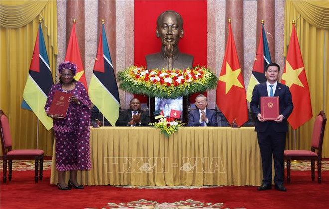 Signature d’un mémorandum d'accord entre le ministère de l'Industrie et du Commerce du Vietnam et le ministère des Ressources minérales et de l'Énergie du Mozambique sur la coopération dans le domaine de l'énergie et des minéraux. Photo: VNA 1.jpg