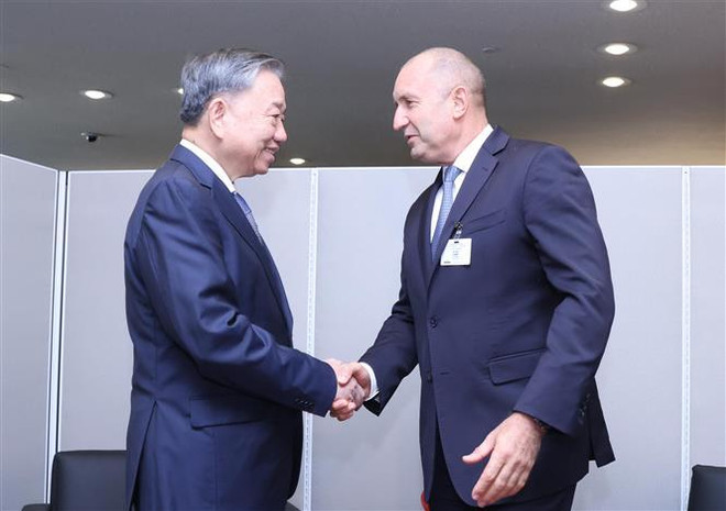 Le dirigeant To Lam (gauche) rencontre le président bulgare Roumen Radev. Photo : VNA 1.jpg