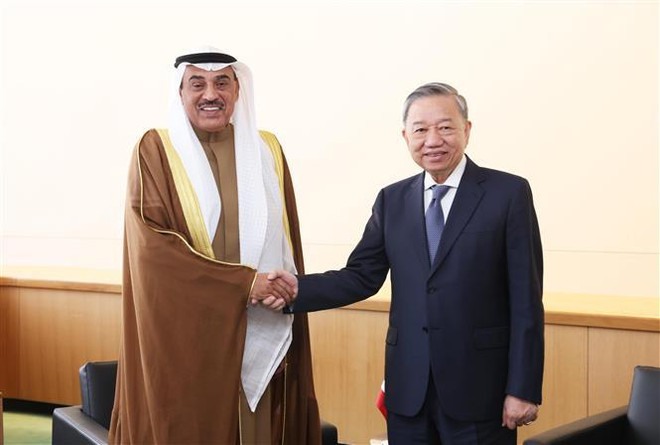 Le dirigeant To Lam (droite) le prince héritier du Koweït, Cheikh Sabah Al-Khaled Al-Sabah. Photo: VNA 1.jpg